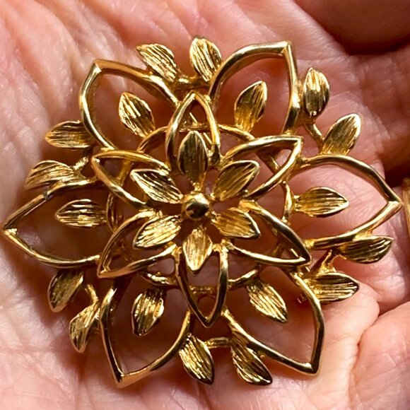 Classic vintage floral brooch by Sarah Coventry - Picture 1 of 5
